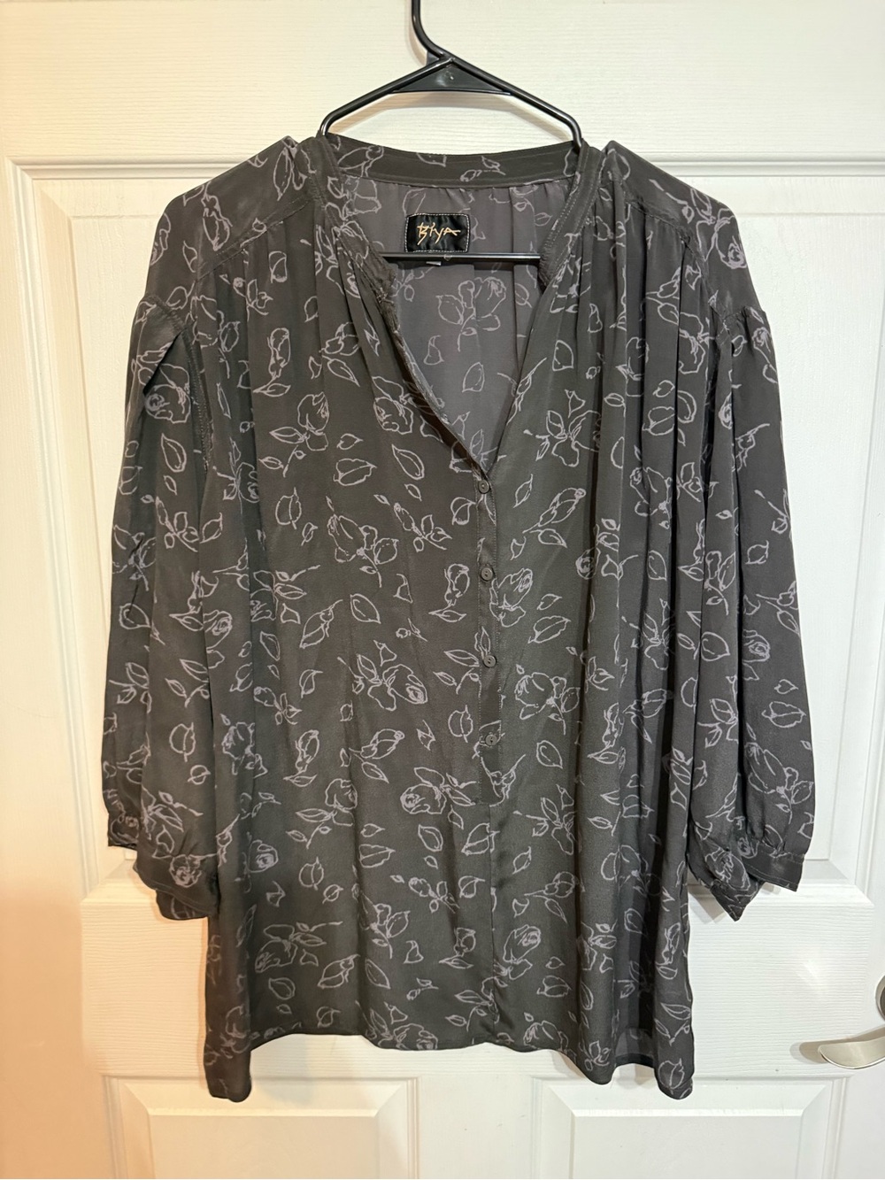 Biya Johnny Was  100% Silk Gray Floral V-Neck Women’s Blouse